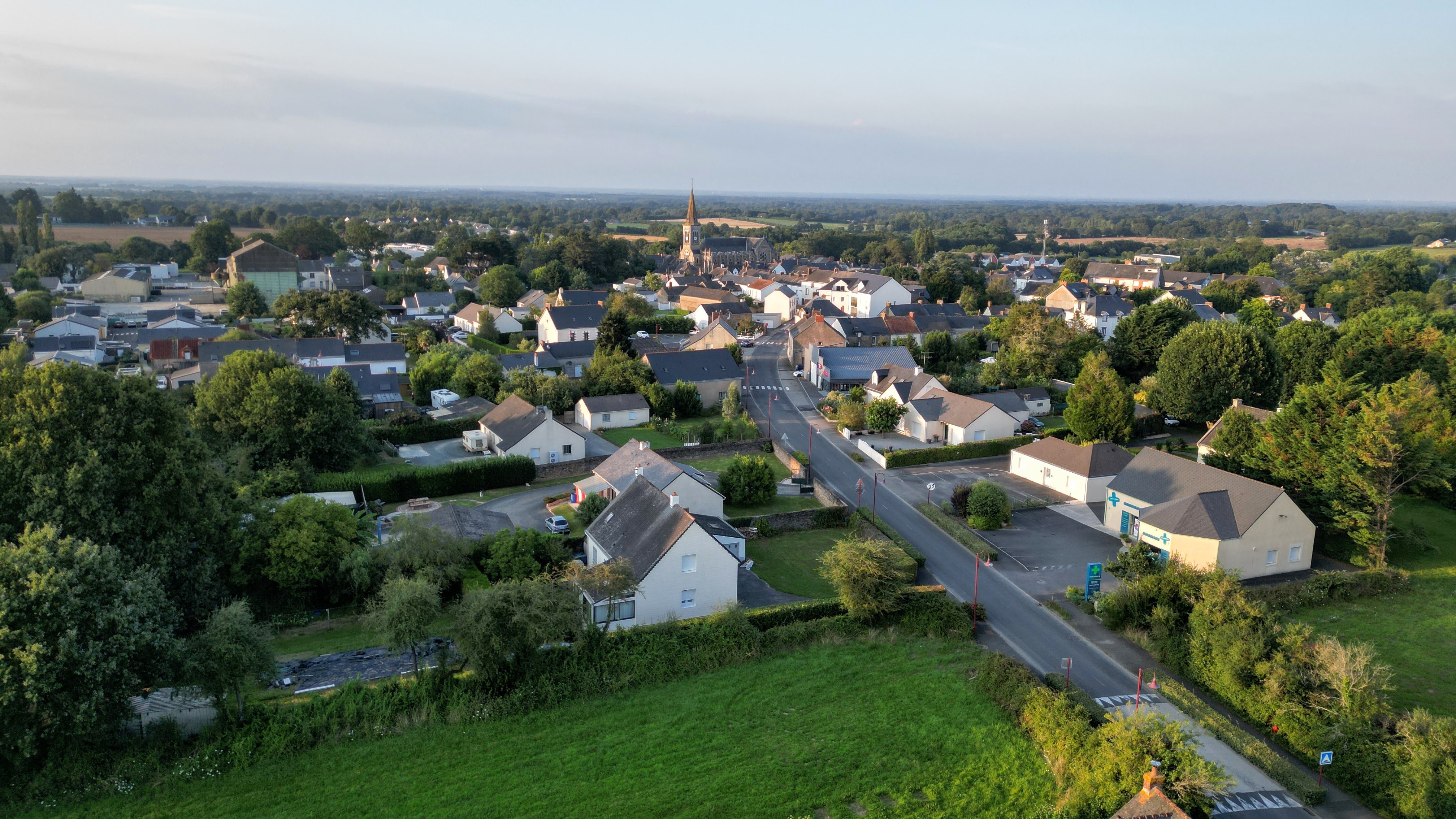 Vue aérienne du bourg de Fay-de-Bretagne en été, pharmacie visible