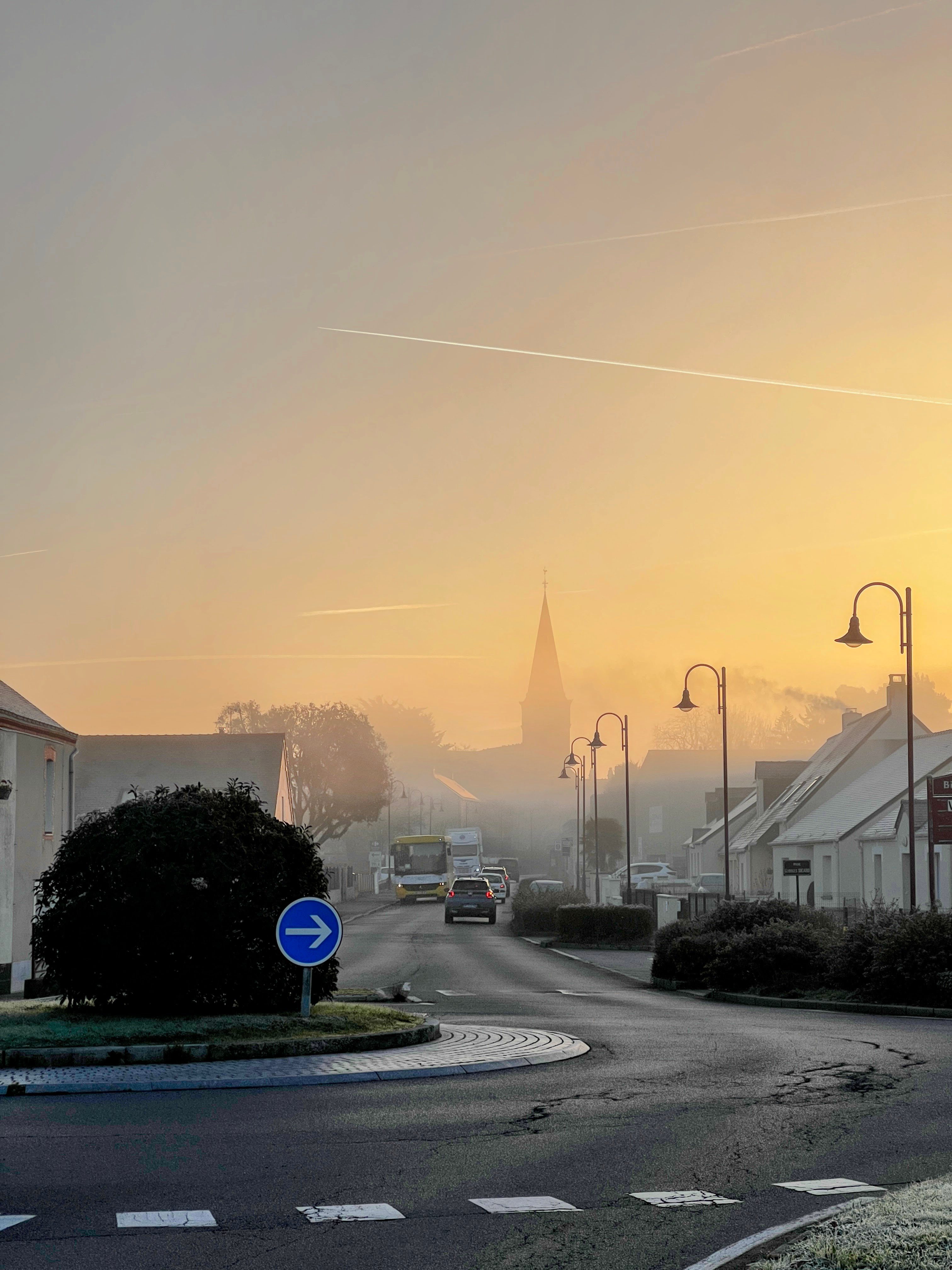 Rue du bourg de Fay-de-Bretagne avec car scolaire